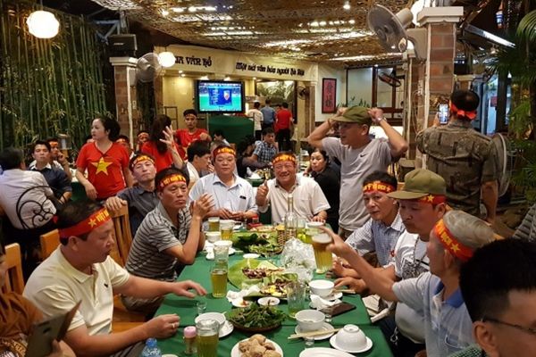 Tổng hợp 8 nhà hàng xem bóng đá lý tưởng nhất Hà Nội - Coolmate